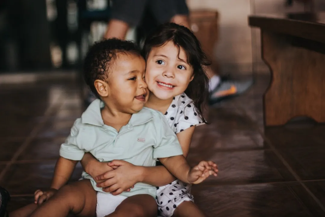 쌍둥이 사주 보는법을 상징하는 나란히 서 있는 쌍둥이 형제자매의 모습