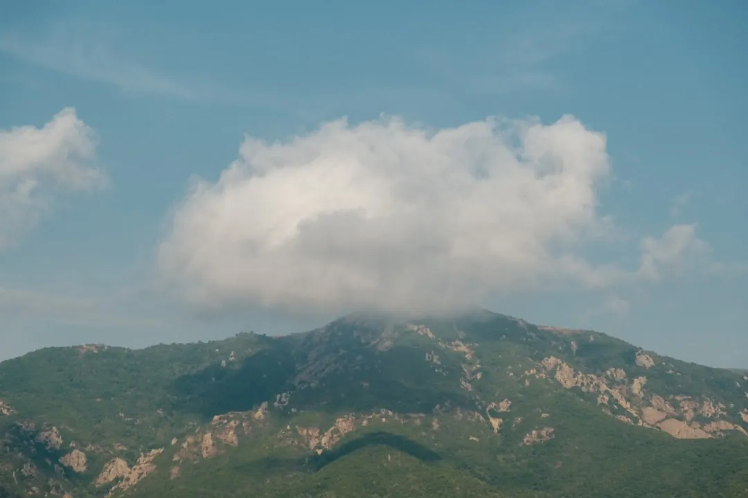 여름 구름이 걸린 초록 산 풍경, 더위 속에서도 운을 살리는 여행지 분위기 이미지