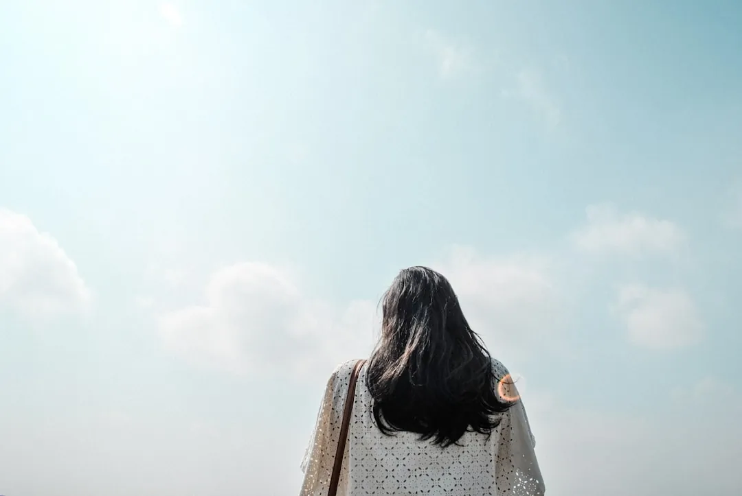긴 머리를 한 사람의 뒷모습, 머리카락이 상징하는 인연과 기운을 나타내는 이미지