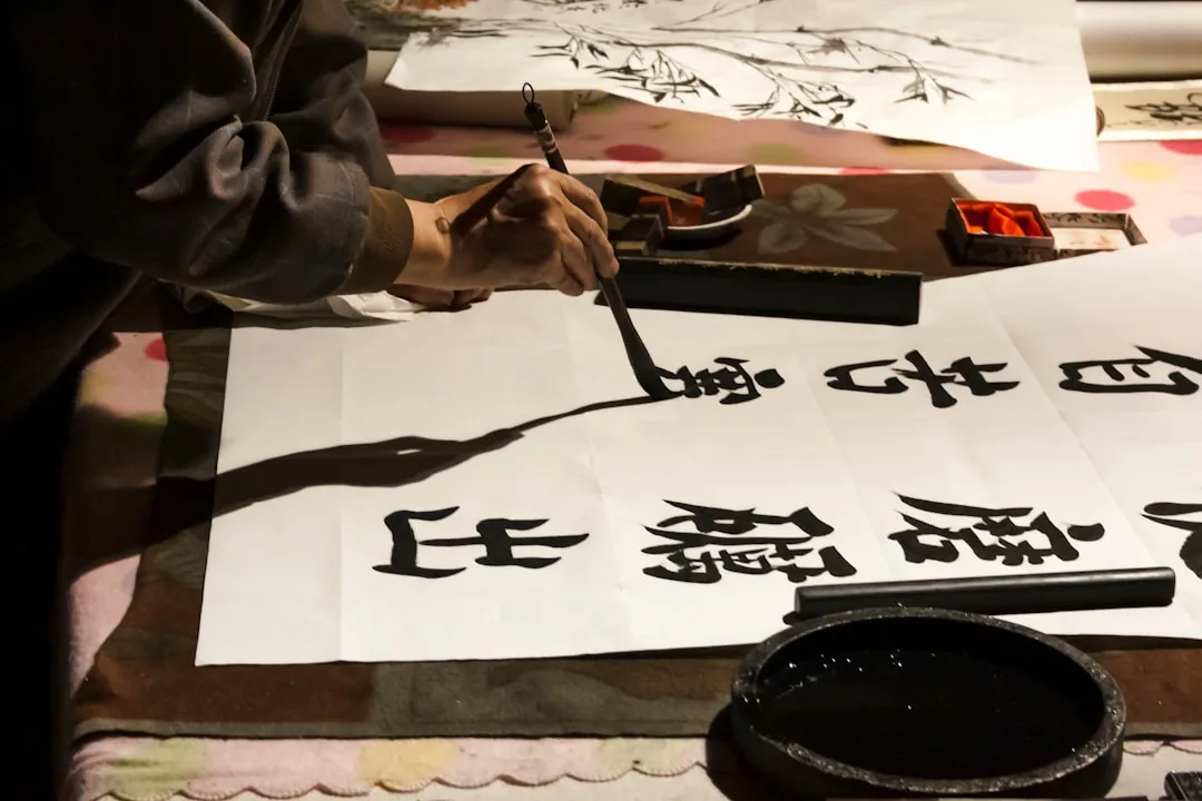 붓과 먹으로 한자를 정성껏 써 내려가는 손, 항렬자를 오행 상생 순서에 맞춰 대대로 이어 정하는 전통 작명 과정을 담은 이미지