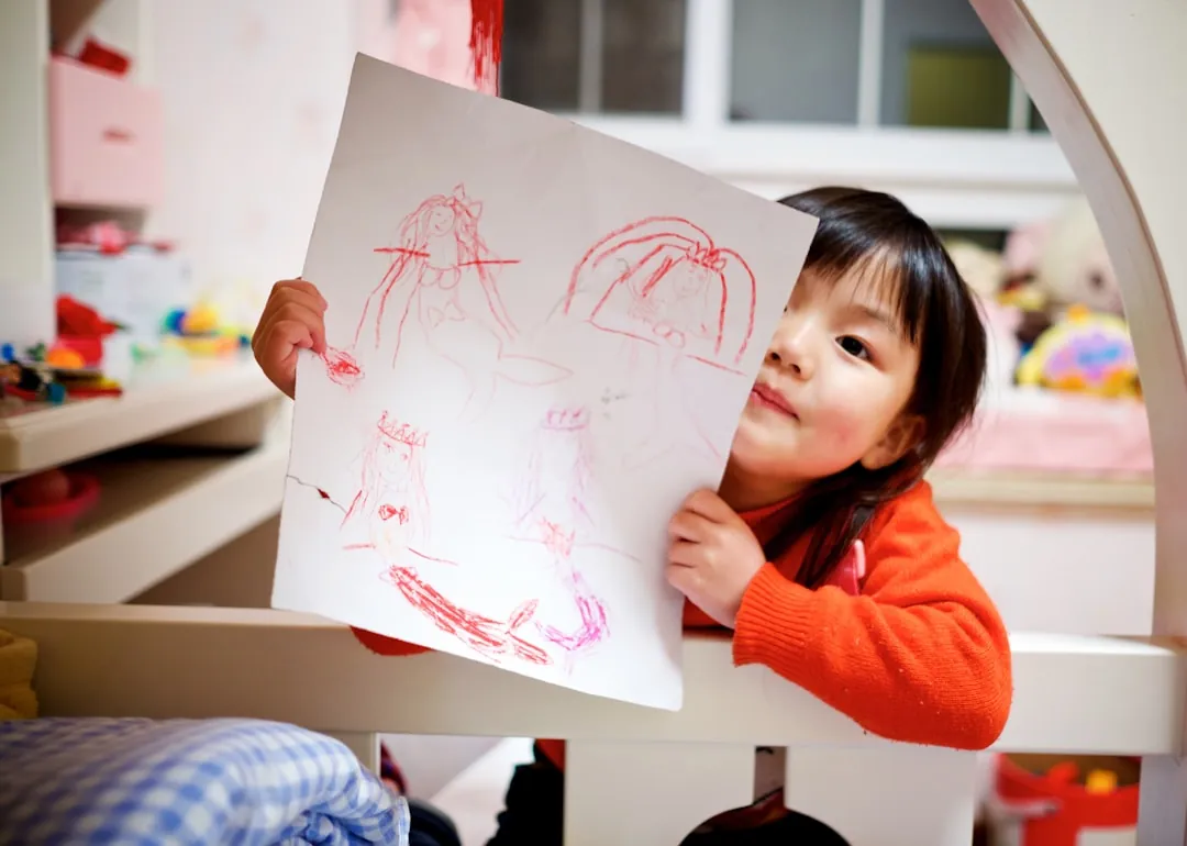 아이가 그림을 그리고 부모가 옆에서 지켜보며 응원하는 장면, 부모 자식 띠 궁합이 상극이어도 서로 다름을 존중하는 양육 태도를 보여주는 이미지