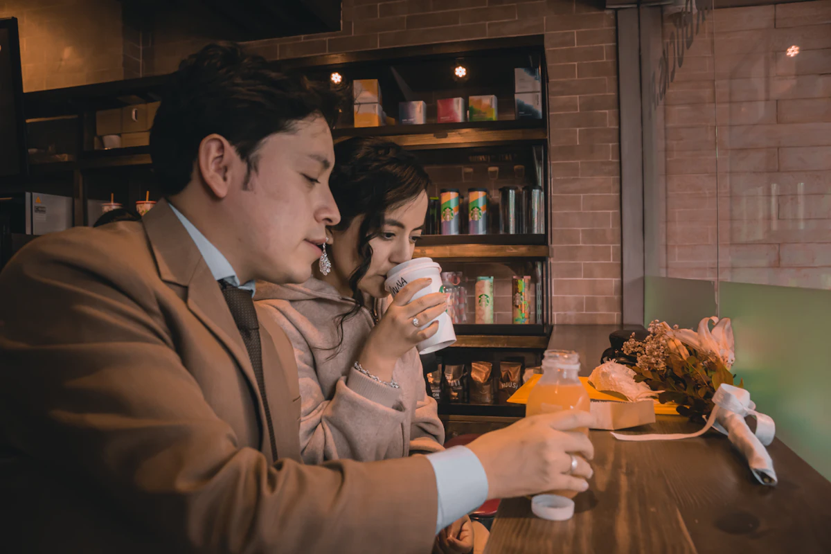 따뜻한 햇살이 드는 창가에서 마주 앉아 같은 곳을 바라보며 웃는 두 사람, 닮은 결로 통하는 띠동갑의 편안함을 떠올리게 하는 본문 이미지