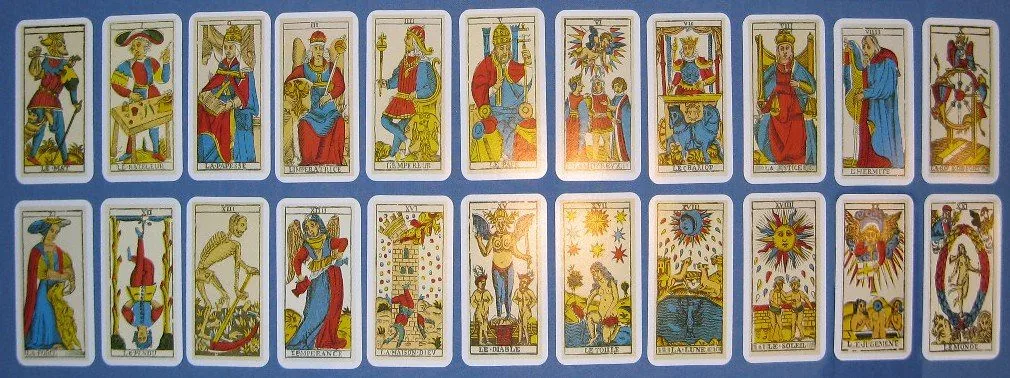 파란 배경 위에 마르세유 타로 카드가 가득 펼쳐진, 여름 휴가 여행 타로 대표 이미지