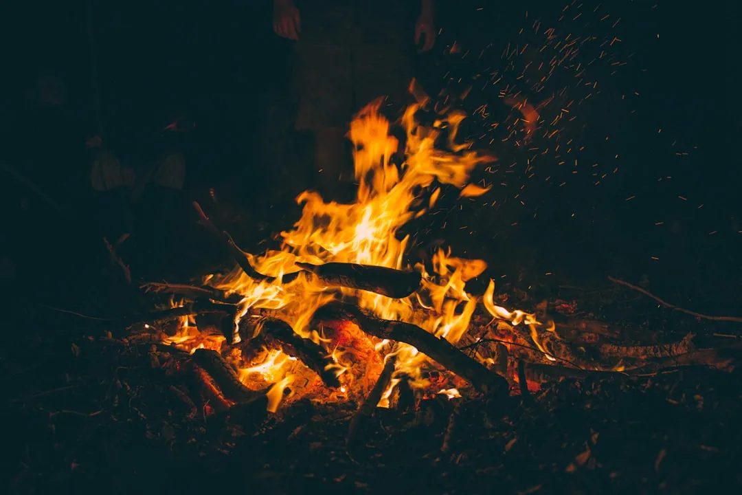 붉은 불꽃과 끓어오르는 열기를 담은 어두운 배경의 이미지, 화상과 사고를 조심하라는 사주 신살 탕화살을 상징하는 이 글의 대표 이미지